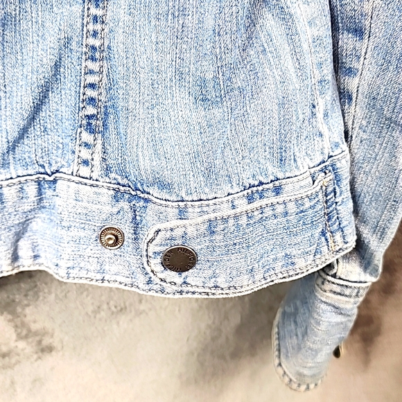 Vintage  Women's Light Blue Distressed Denim Jacket Tommy Hilfinger Size L - Picture 7 of 7